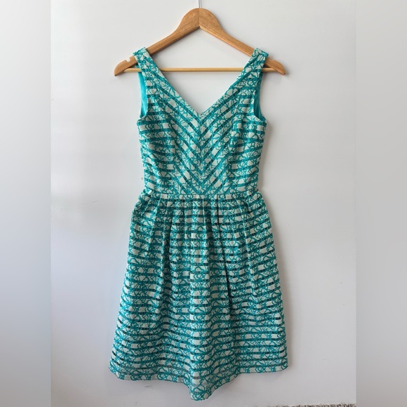 ANTONIO MELANI Dresses & Skirts - Antonio Melani Lace Dress V-Neck Sleeveless Party Cocktail Dress Size‎ 0